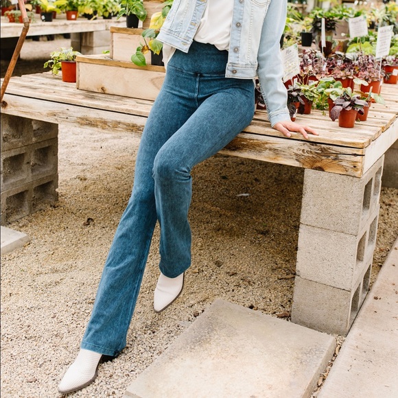 Mineral Wash Yoga Pants in Teal - Picture 6 of 8